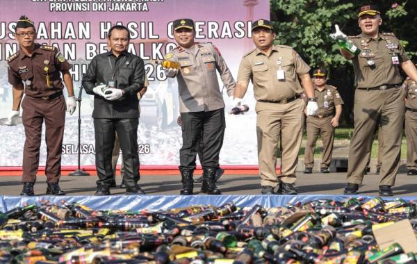 Pemusnahan Miras Ilegal di Jakarta