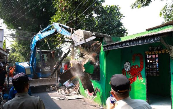 Penertiban Bangunan Liar di Kali Sentiong Jakpus