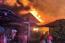 Kebakaran Melanda Marpoyan Damai Pekanbaru: Delapan Kios dan Satu Rumah Terbakar di Malam Lebaran