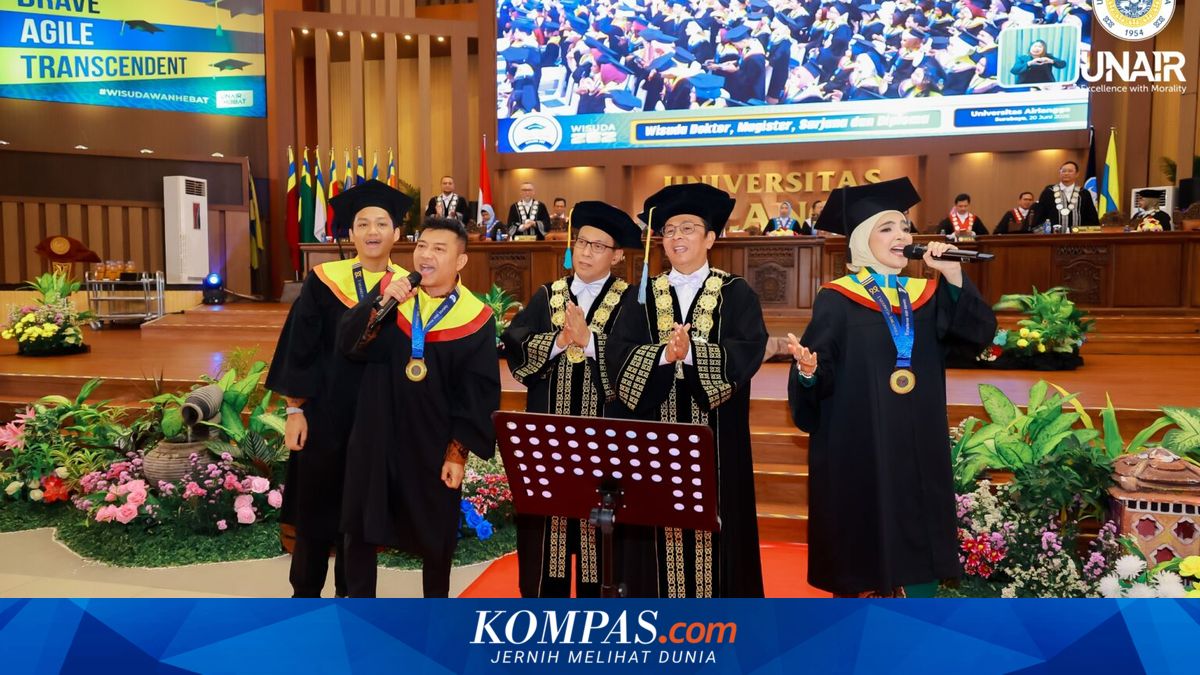 Keluarga Anang Hermansyah Wisuda Bersama di Unair