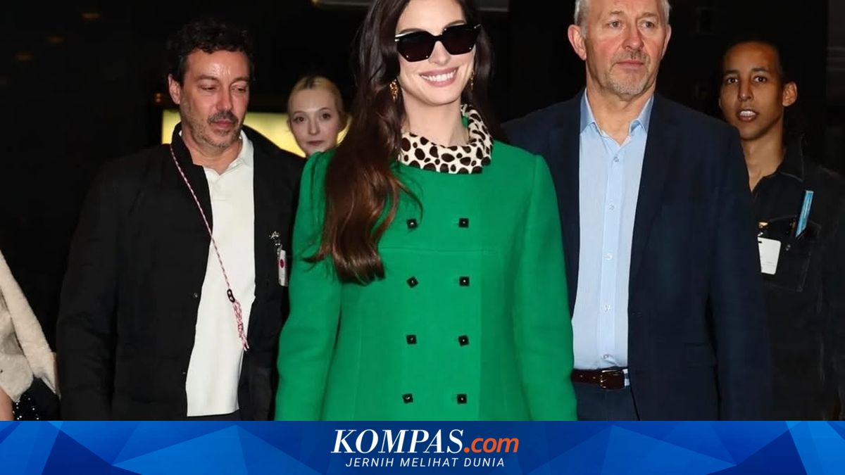 Anne Hathaway Tampil dengan Mantel Ikonik dari The Devil Wears Prada