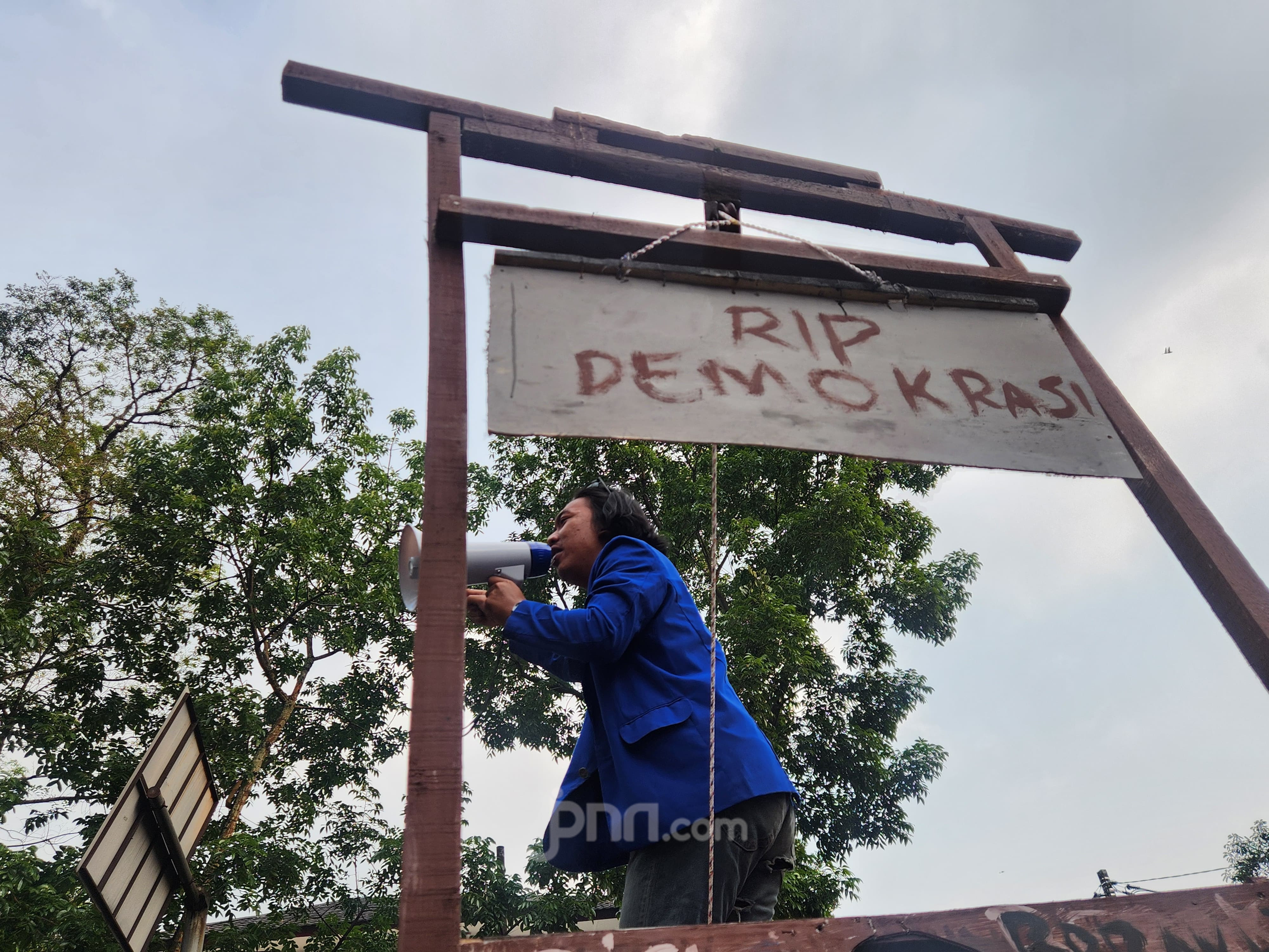 Ribuan Mahasiswa BEM SI Aksi di DPRD Jabar, Bawa Simbol Pasung untuk Kritik Pemerintah Prabowo-Gibran