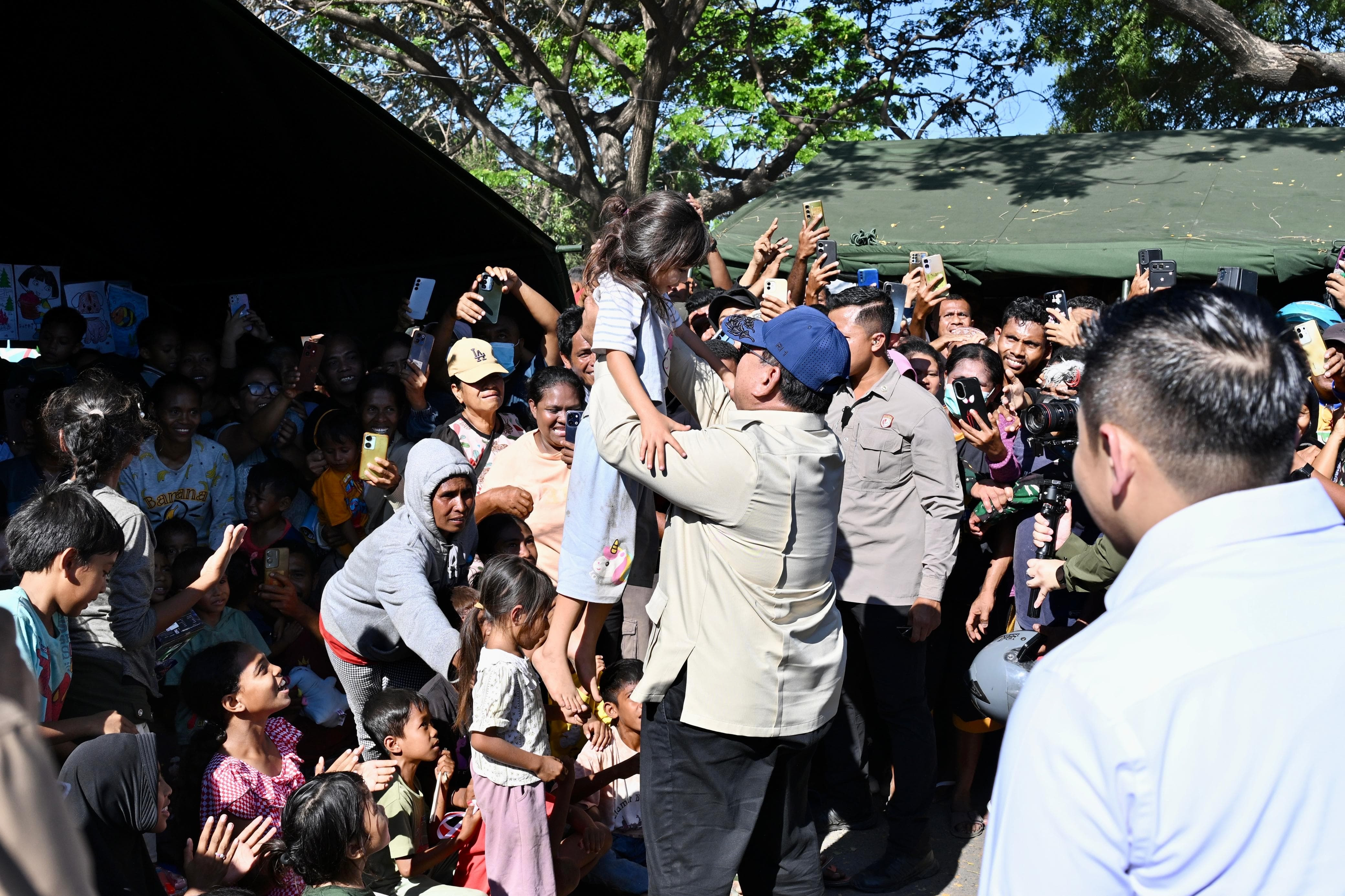 Prabowo Tanyakan Dampak Program Makan Bergizi Gratis kepada Korban Gempa NTT