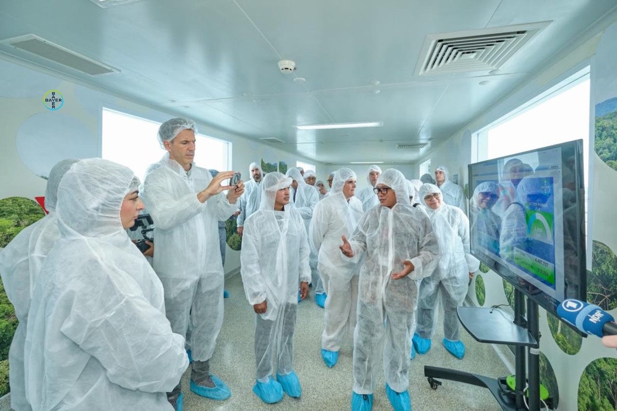 Delegasi Jerman dan Wamenkes Tinjau Produksi MMS di Bayer Indonesia