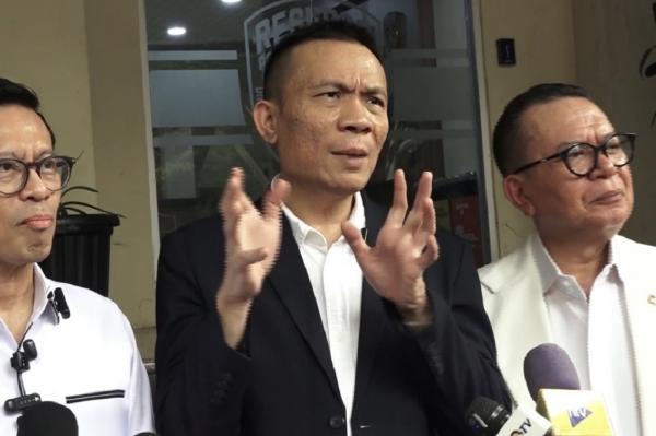 Rismon Sianipar Abaikan Laporan Roy Suryo, Fokus Menyelesaikan Buku tentang Wapres Gibran