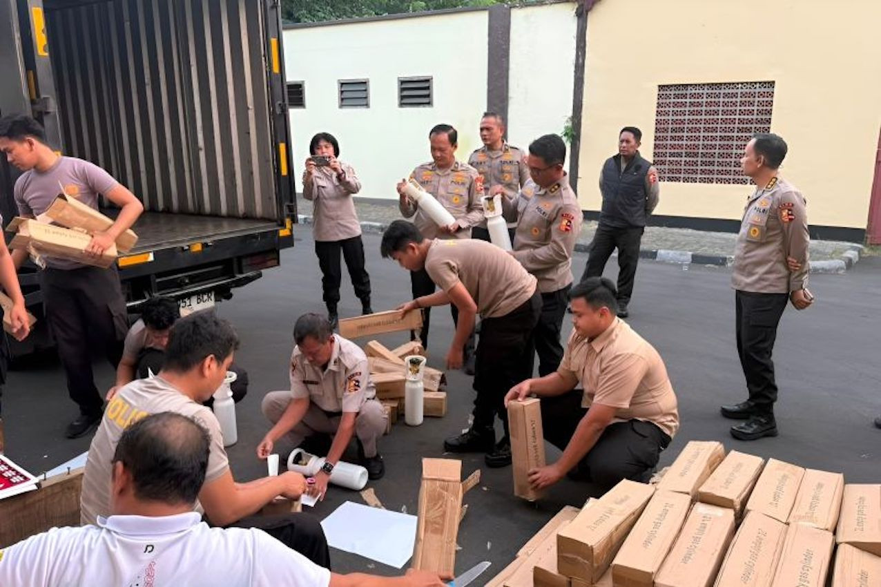 Polri Kirim Bantuan Oksigen dan Alat Pemadam untuk Penanganan Karhutla di Kalbar