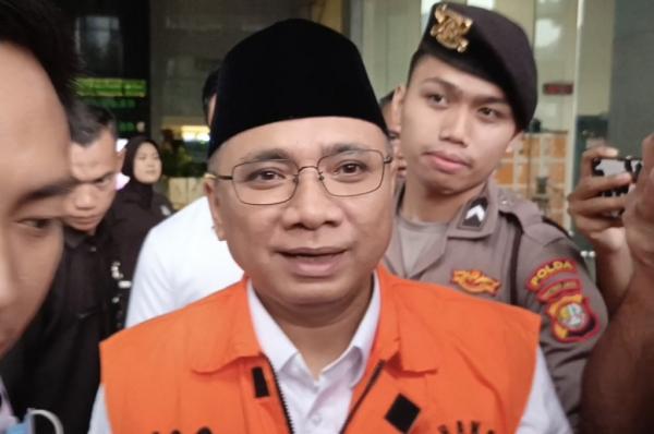 Eks Menteri Agama Yaqut Dibawa ke Rumah Sakit