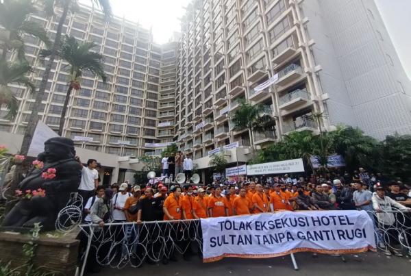 Eksekusi Hotel Sultan Dihadang Massa