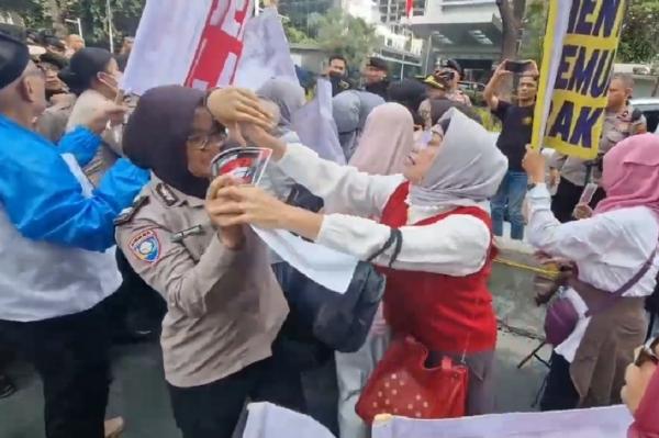 Demonstrasi Emak-Emak di Depan Kantor Sekretariat Wakil Presiden