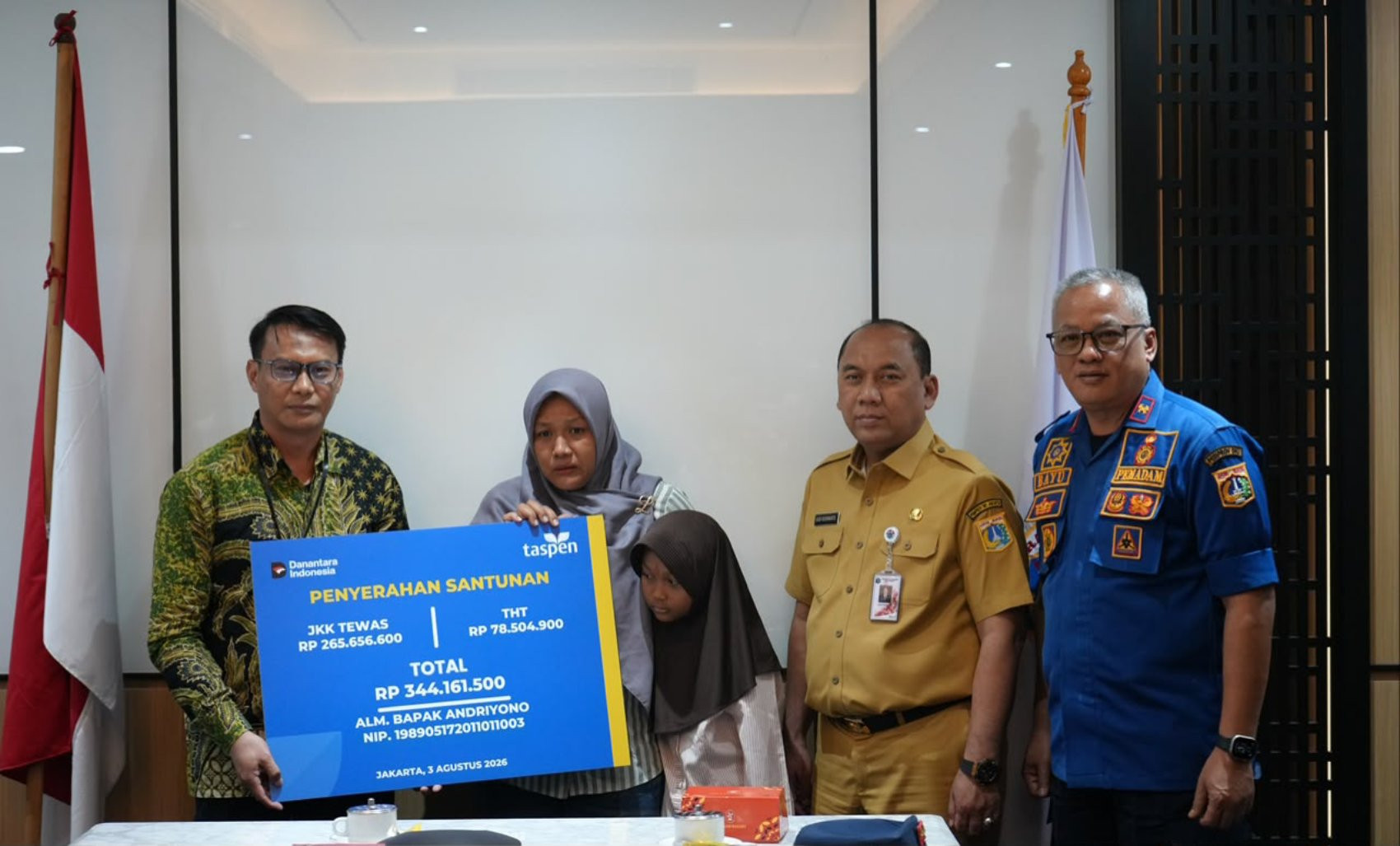 TASPEN Serahkan Manfaat THT dan JKK kepada Keluarga Petugas Damkar yang Gugur