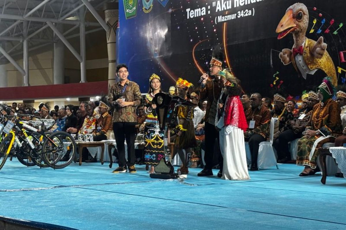 Gibran Kembali Bagikan Sepeda dan Alat Musik