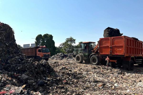 Pembersihan Gunungan Sampah di Hutan Kota Penjaringan