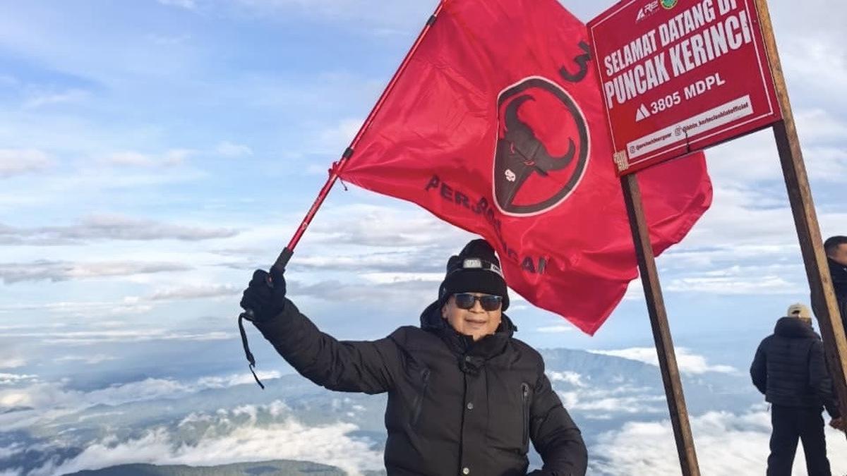 Hasto Kristiyanto Mengibarkan Bendera PDIP di Puncak Gunung Kerinci
