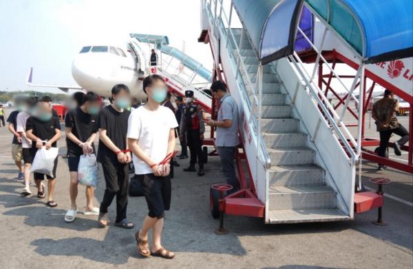 Deportasi Massal Warga Negara China yang Terlibat Penipuan Investasi di Batam