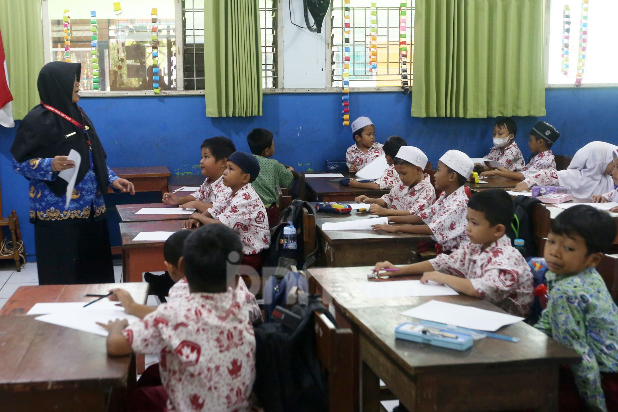 ---
Indonesia Menghadapi Kekurangan 464 Ribu Guru PNS, 1,1 Juta PPPK dan P3K Paruh Waktu Berpotensi Mengisi Posisi Tersebut

---