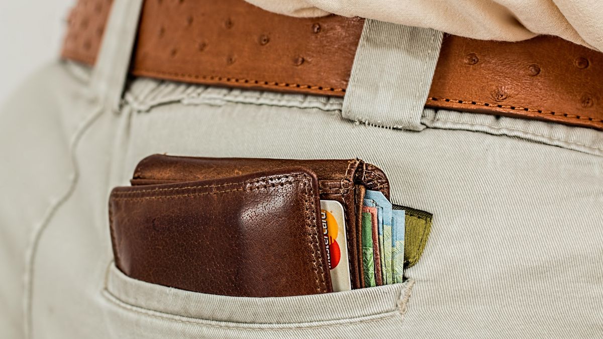 Bahaya Menaruh Dompet di Saku Belakang Celana