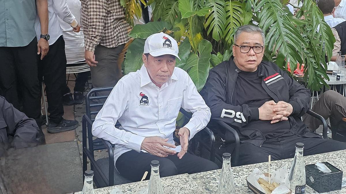 Jokowi Jelaskan Makna Baju PSI yang Dikenakannya