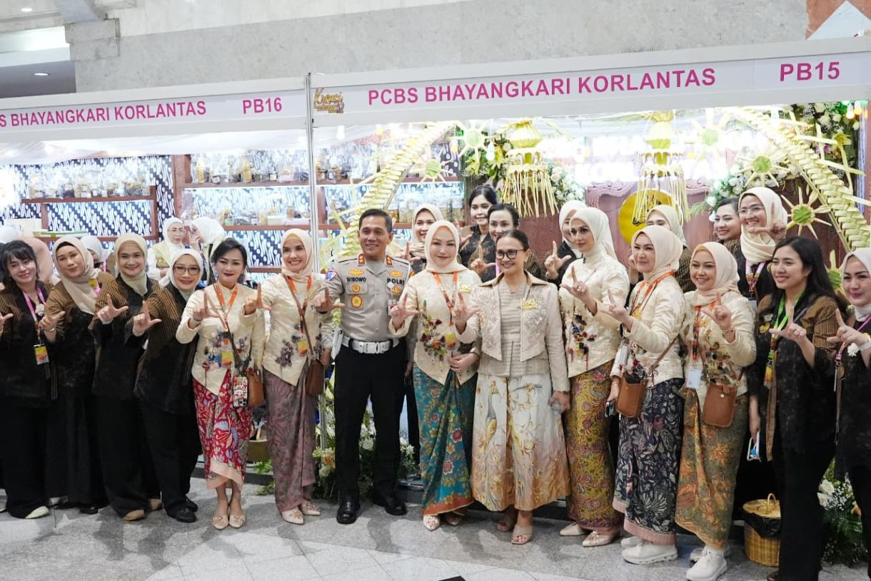 Kapolri dan Kakorlantas Tinjau Bazar Kreasi Bhayangkari Nusantara 2026