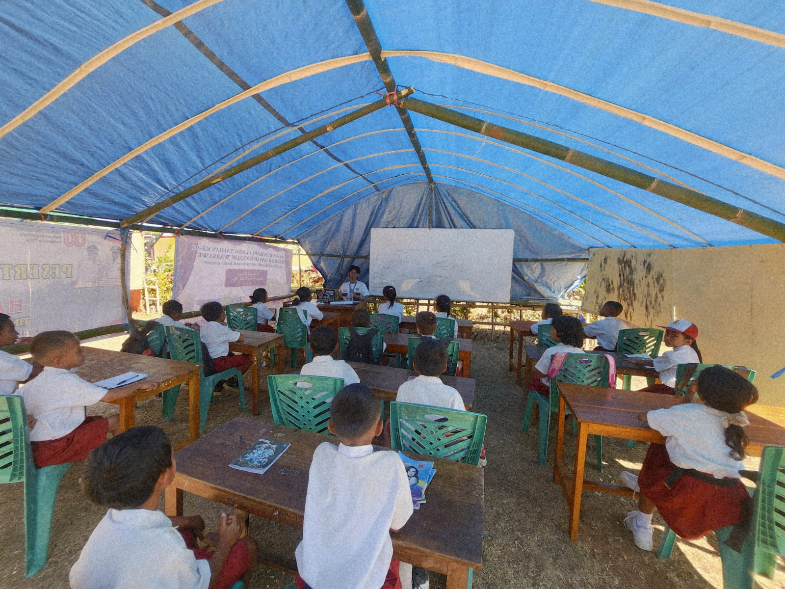 Kemendikdasmen Kirim Bantuan Tenda Darurat dan Perlengkapan Sekolah ke NTT