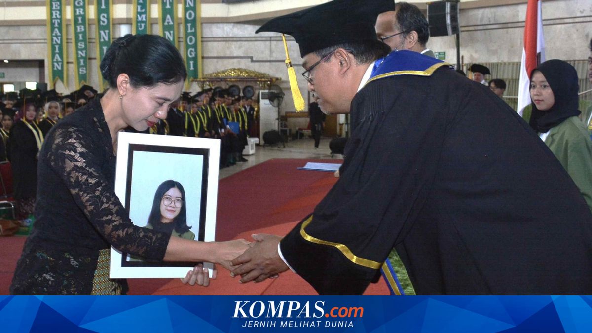Ibu Menggantikan Anaknya yang Meninggal dalam Wisuda di UPN Yogyakarta