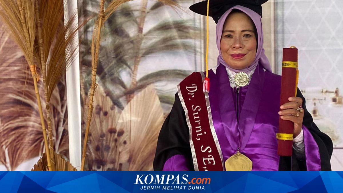 Perempuan Suku Bajo Pertama yang Meraih Gelar Doktor