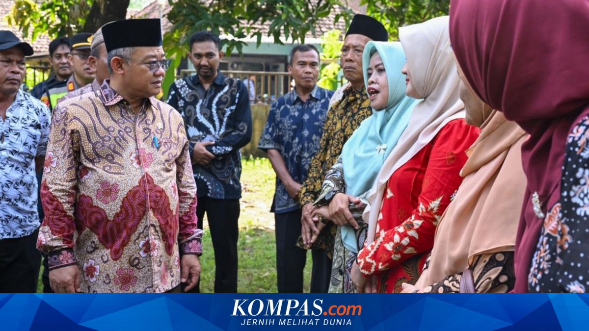 Kisah Inspiratif Sutimah, Guru yang Rela Menempuh Jarak Jauh untuk Mengajar