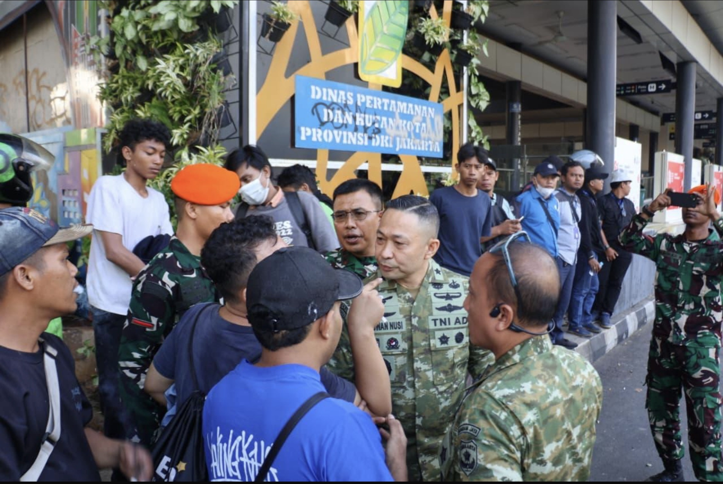 Kodam Jaya Bantu Polri Menangani Demonstrasi di Depan Gedung DPR/MPR/DPD RI
