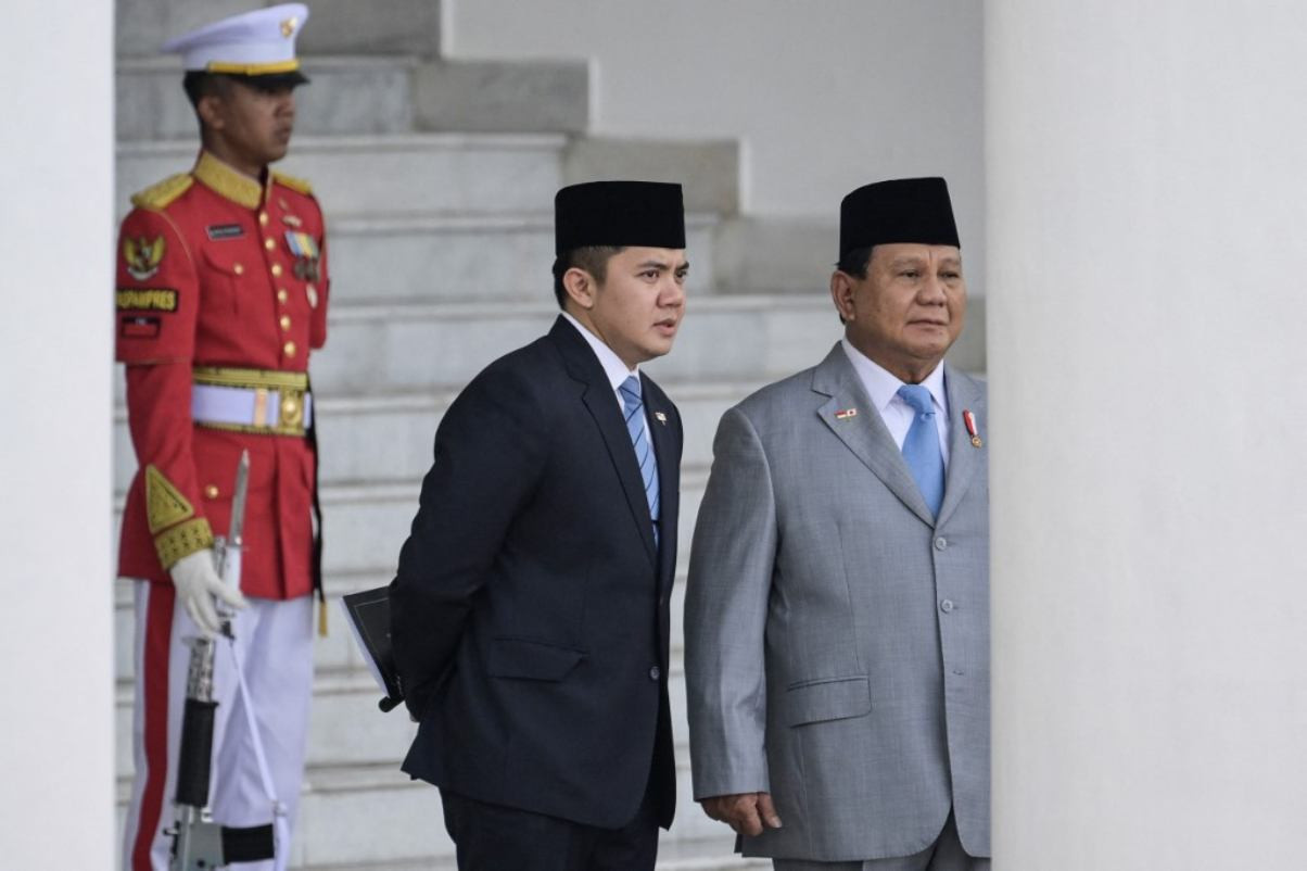 Mengapa Seskab Teddy Indra Wijaya Masuk Daftar Menteri Berkinerja Terbaik?