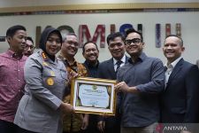 Kapolres Metro Bekasi Kombes Sumarni Terima Penghargaan dari Komisi III DPR RI