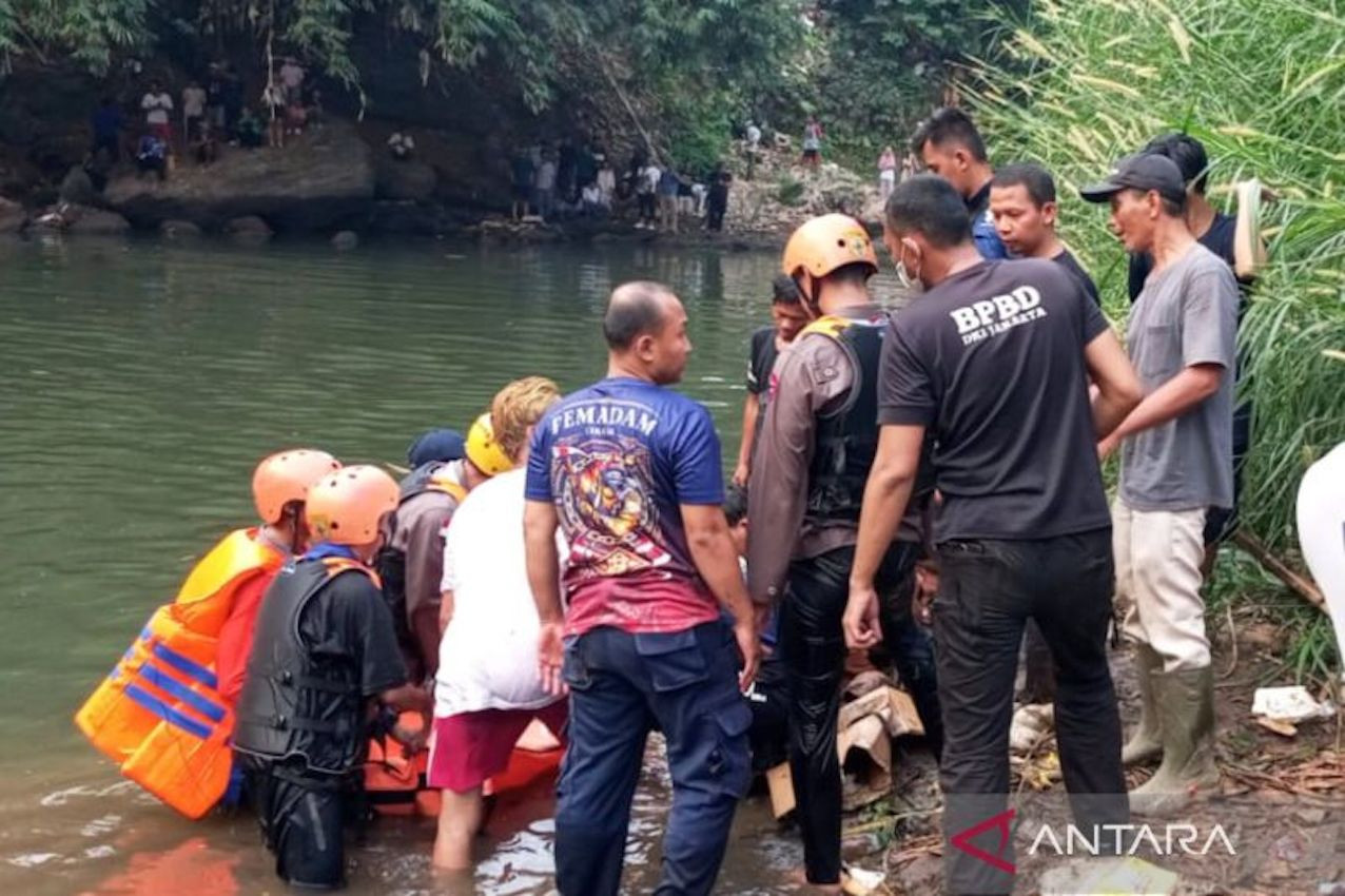 Remaja Tenggelam di Sungai Ciliwung Ditemukan Meninggal Dunia di Lokasi Kejadian