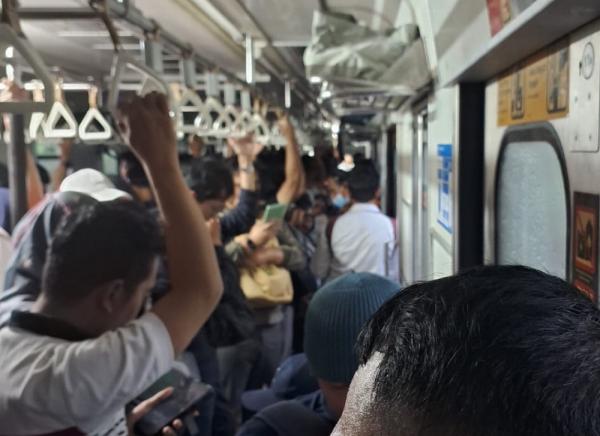 Gangguan KRL Rangkasbitung Akibat Percikan Api di Tiang Listrik