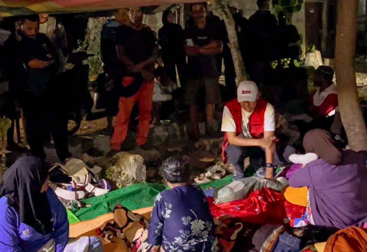 Ganjar Pranowo Temui Pengungsi Gempa di Manggarai Barat Saat Malam Hari