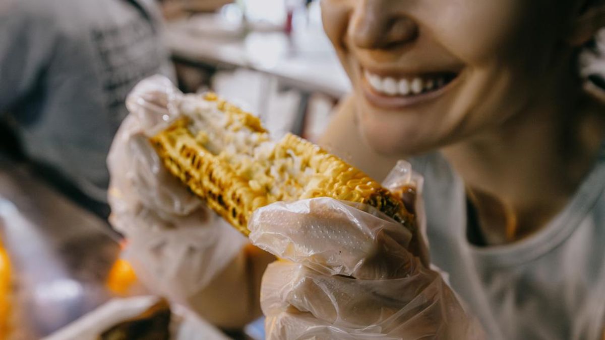 Menggunakan Sarung Tangan Plastik Saat Makan: Mitos atau Fakta?