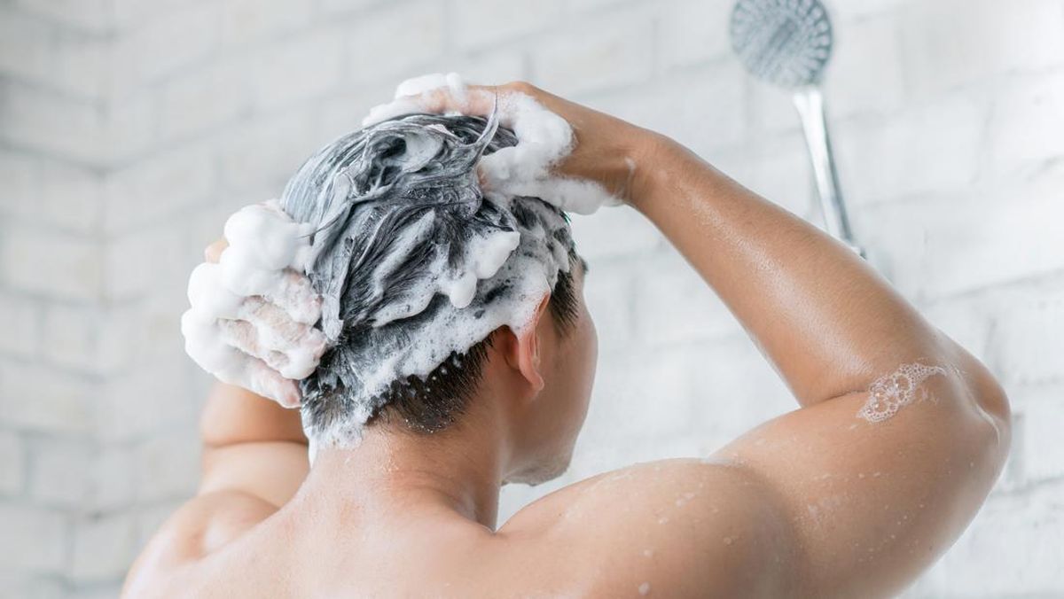 Mandi Pagi atau Malam: Mana yang Lebih Baik untuk Kesehatan Anda?