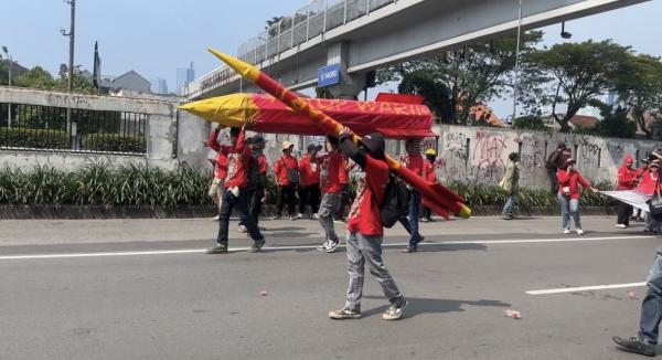Aksi Buruh di DPR: Membawa Replika Rudal untuk Memperingati Hari Buruh Internasional