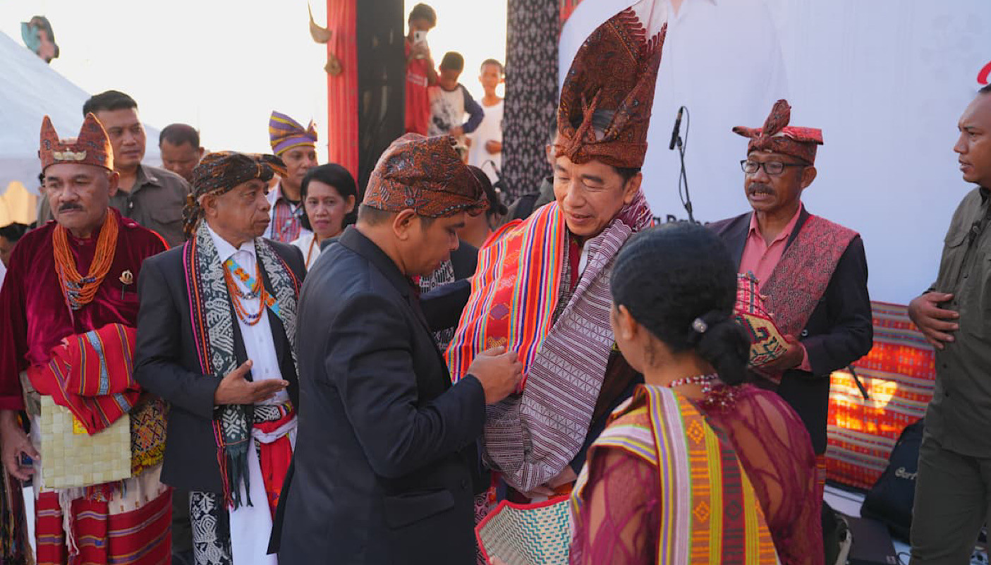 Masyarakat Adat NTT Mengukuhkan Jokowi Sebagai Raja Timor
