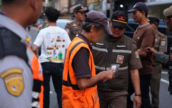 Operasi Tangkap Tangan Juru Parkir Liar di Blok M Jaksel