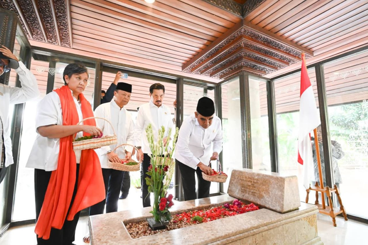 Pimpinan MPR Ziarah ke Makam Bung Hatta Menjelang HUT ke-81 RI