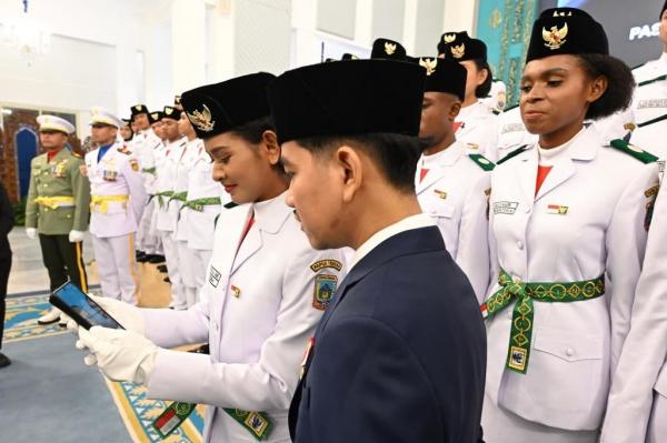 Paskibraka Asal Papua Tengah Berbagi Kebahagiaan dengan Orang Tua melalui Video Call