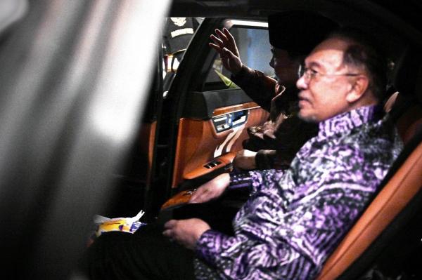Momen Bersejarah: Prabowo Subianto Antar Anwar Ibrahim Pulang ke Malaysia