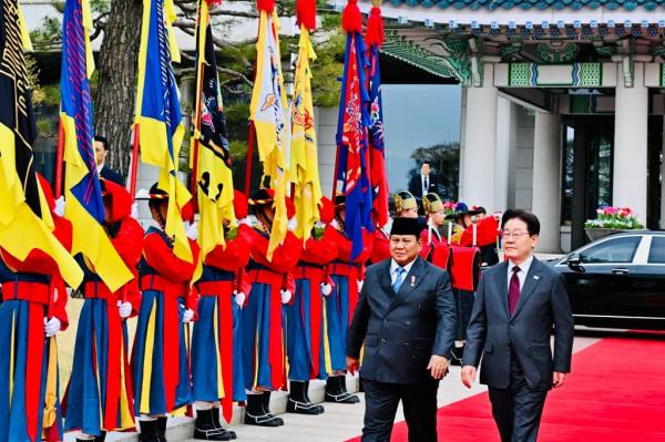 Prabowo Disambut dengan Penuh Hormat oleh Pasukan Tradisional Korea