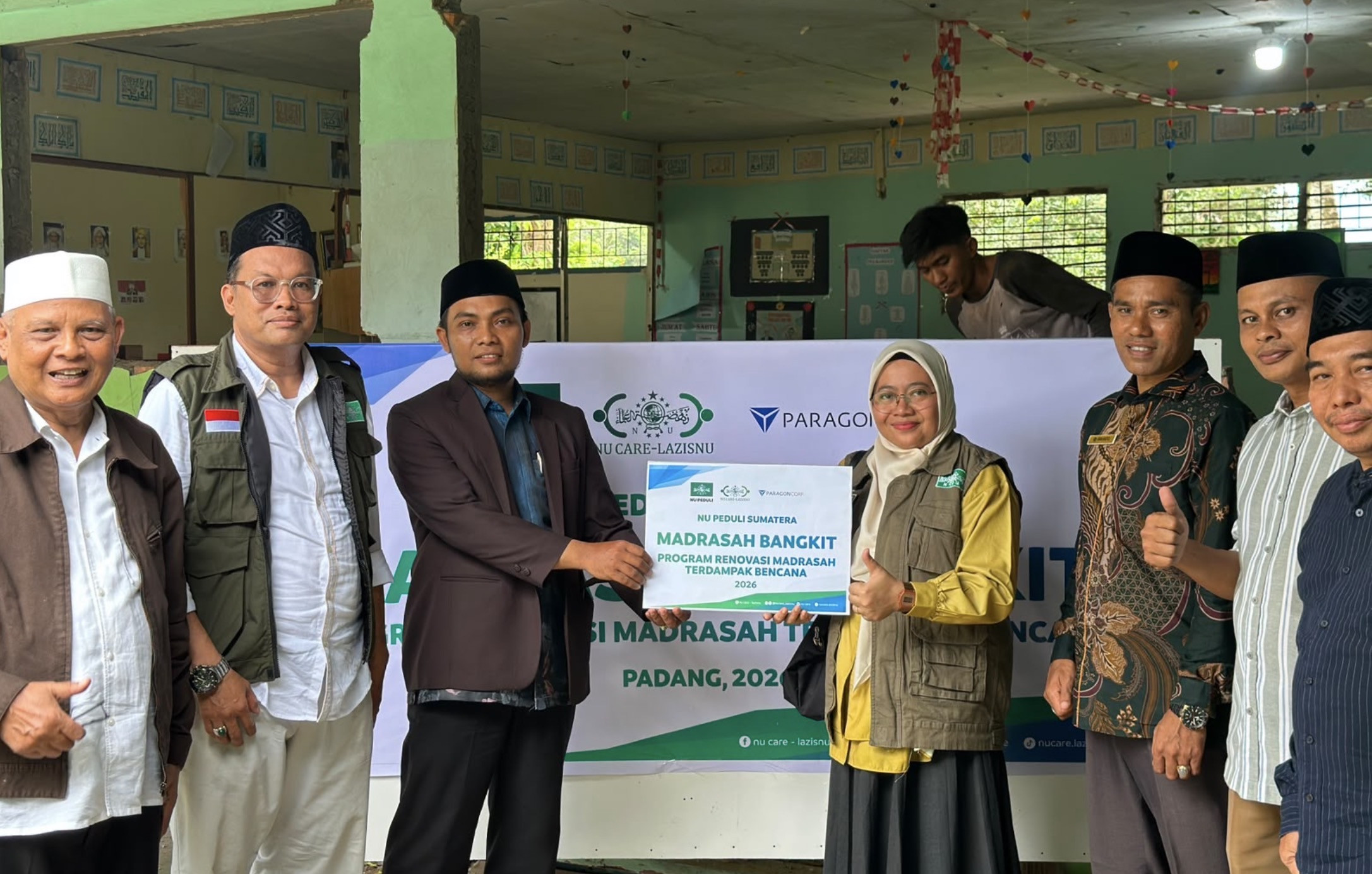 NU Care-LAZISNU dan Paragon Salurkan Bantuan untuk Pesantren, Madrasah, dan Masjid Terdampak Banjir di Sumatra