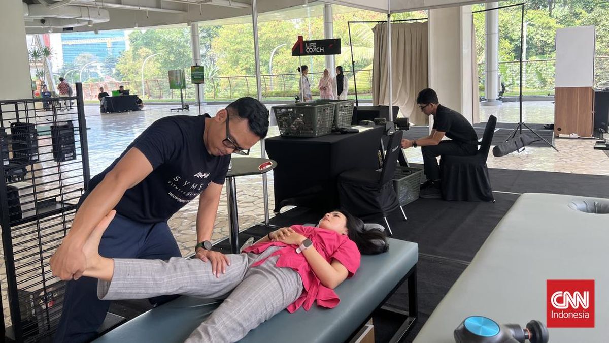 Pengunjung Menikmati Layanan Assisted Stretch Gratis di Wellnest Festival