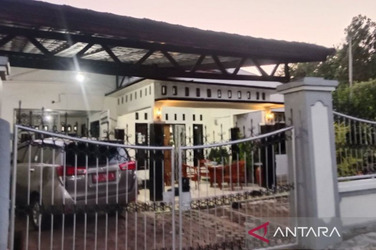 Penyidik KPK Geledah Rumah Sekretaris DPRD Kota Bengkulu, Tiga Koper Dokumen Disita