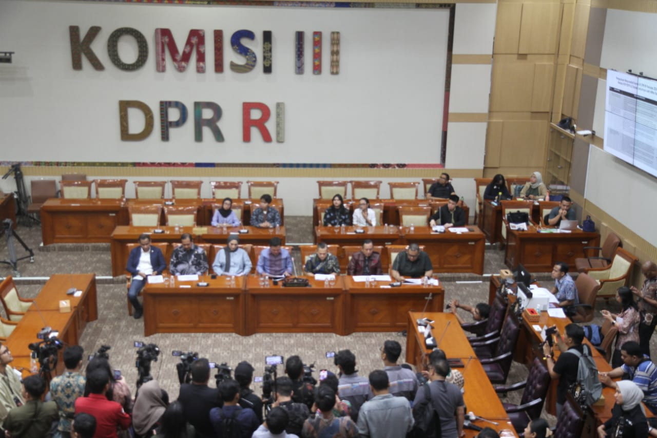 ---
Dukungan Komisi III DPR untuk Pengawasan Transaksi Keuangan Hakim oleh KY dan PPATK
---