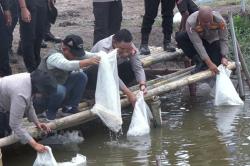 Polda Metro Jaya Luncurkan Program Tebar Benih Ikan di Muara Gembong