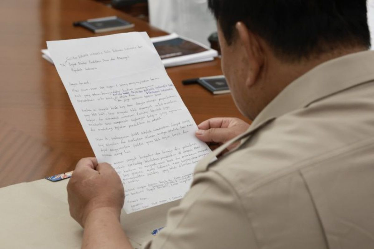 Prabowo Menerima Surat Apresiasi dari Siswa SMK Negeri 1 Sorong