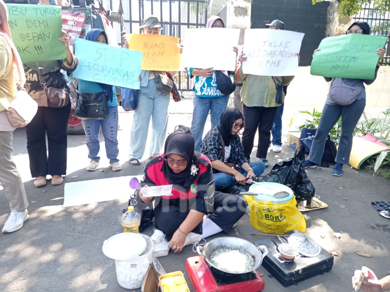 Ibu-Ibu di Bandung Gelar Aksi Masak Bala-Bala dan Cireng di Depan DPRD Tuntut Perubahan SPMB
