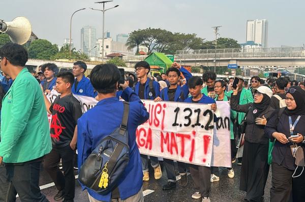 Aksi Mahasiswa di Gedung DPR RI Menuntut Penurunan Harga BBM