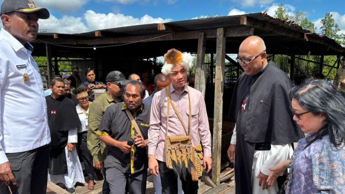 Wakil Presiden Gibran Rakabuming Tanam Pohon Cemara di Katedral Salib Suci Asmat